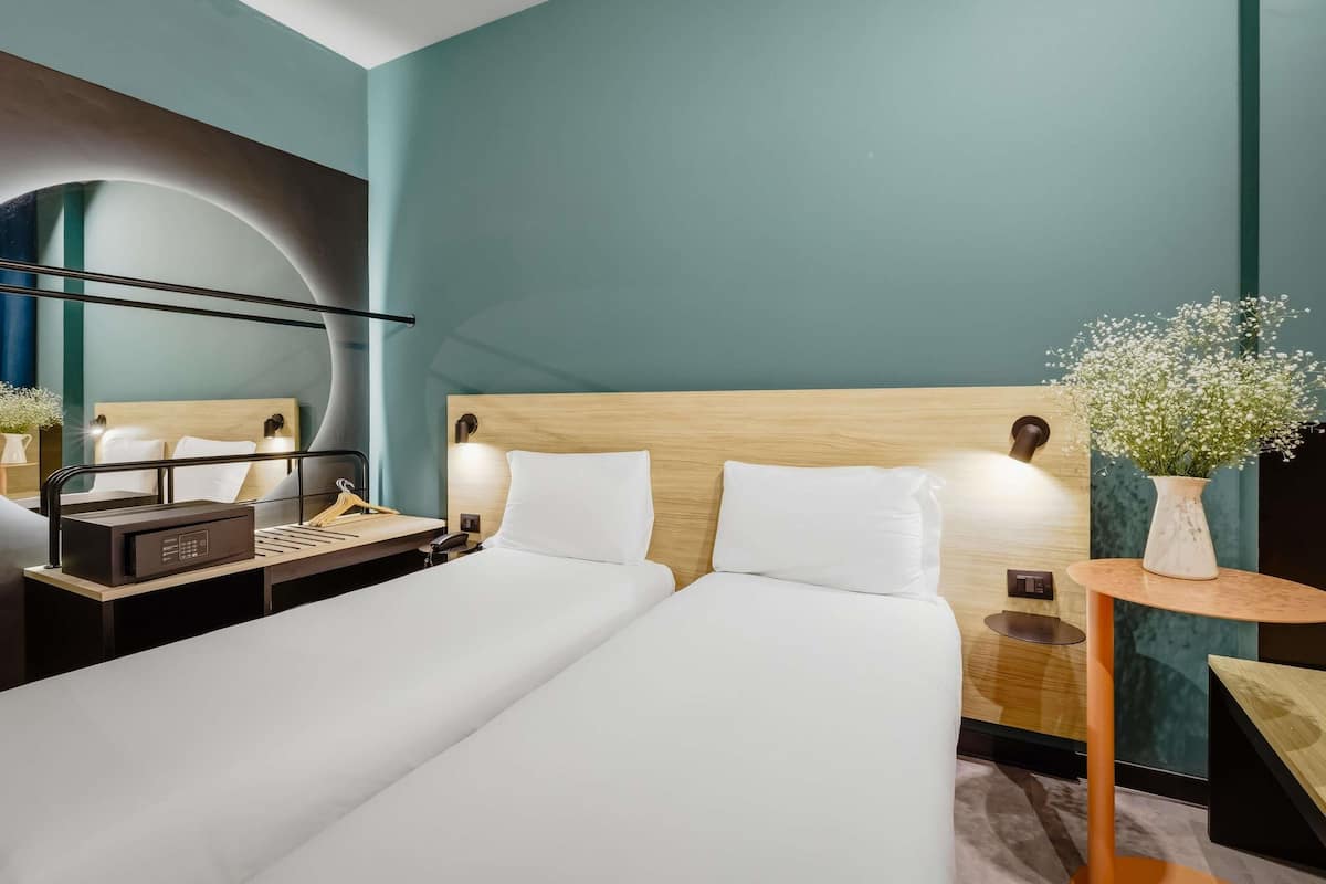 1 bedroom, premium bedding, down duvets, minibar