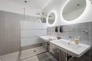 Kamar Keluarga | Kamar mandi | Pengering rambut, kloset,  dan handuk