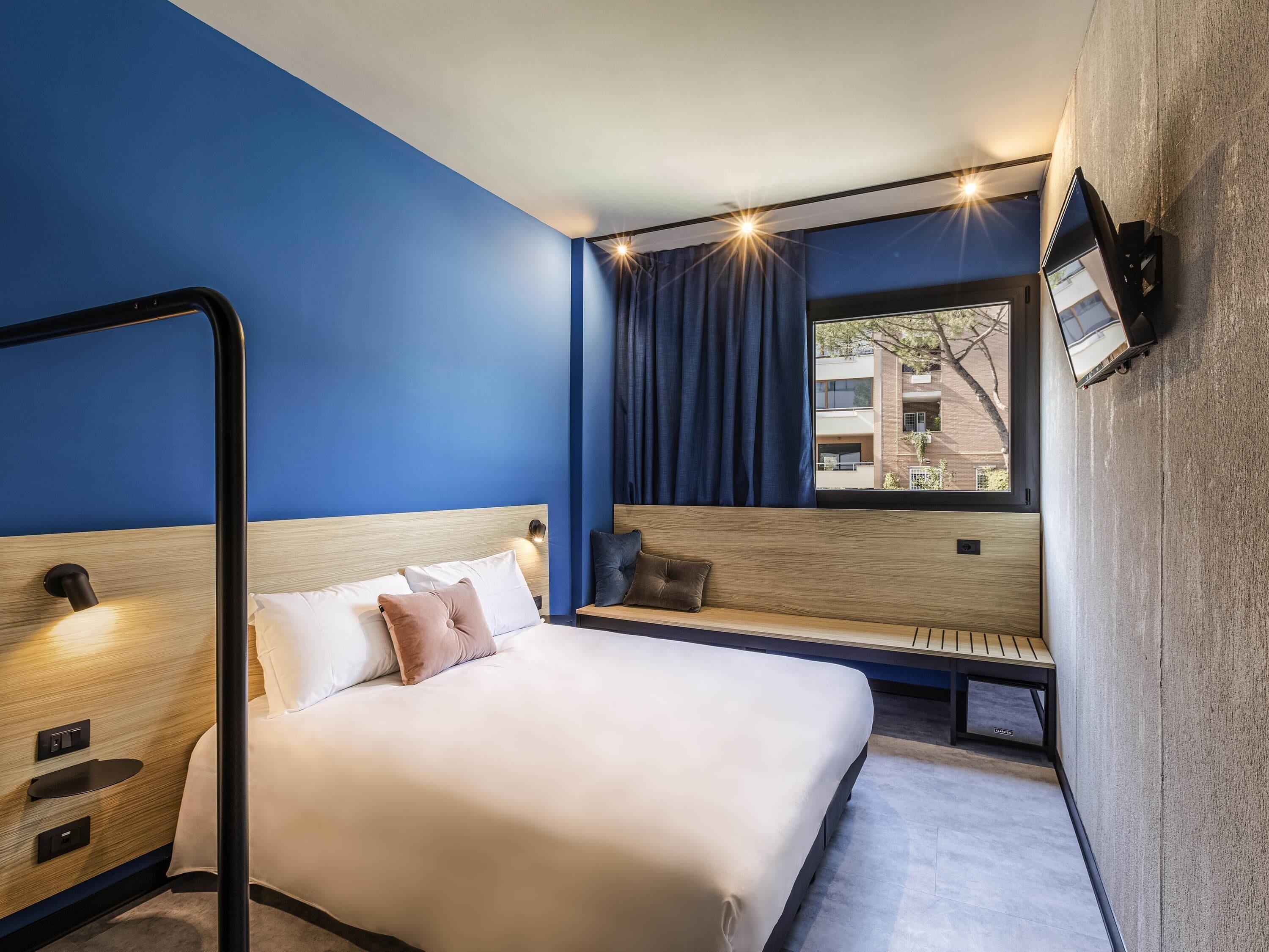 1 habitación, ropa de cama de alta calidad, cubrecamas y minibar 