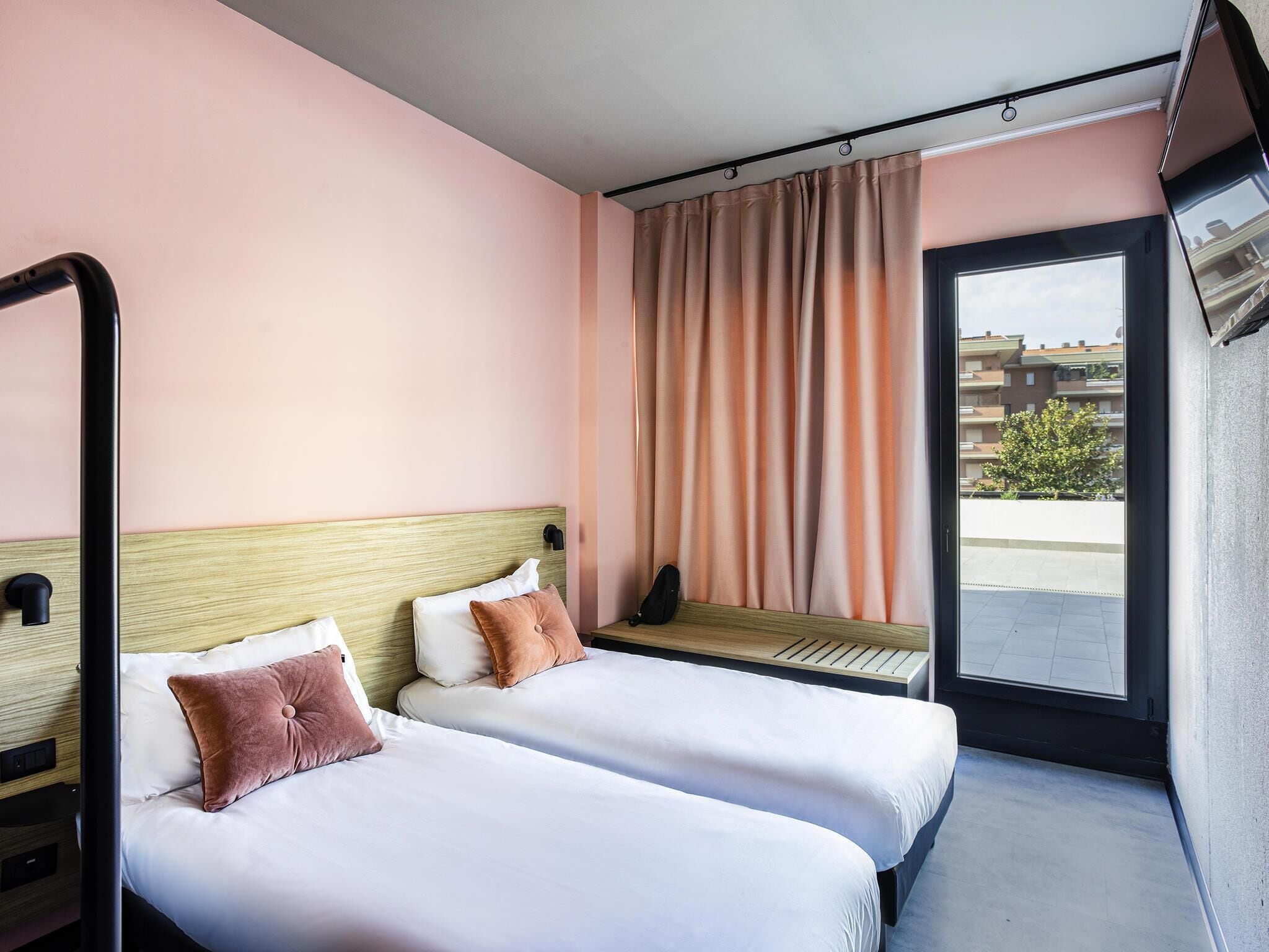 1 habitación, ropa de cama de alta calidad, cubrecamas y minibar 