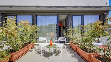 Quarto superior, 1 cama de casal, sacada | Terraço/pátio