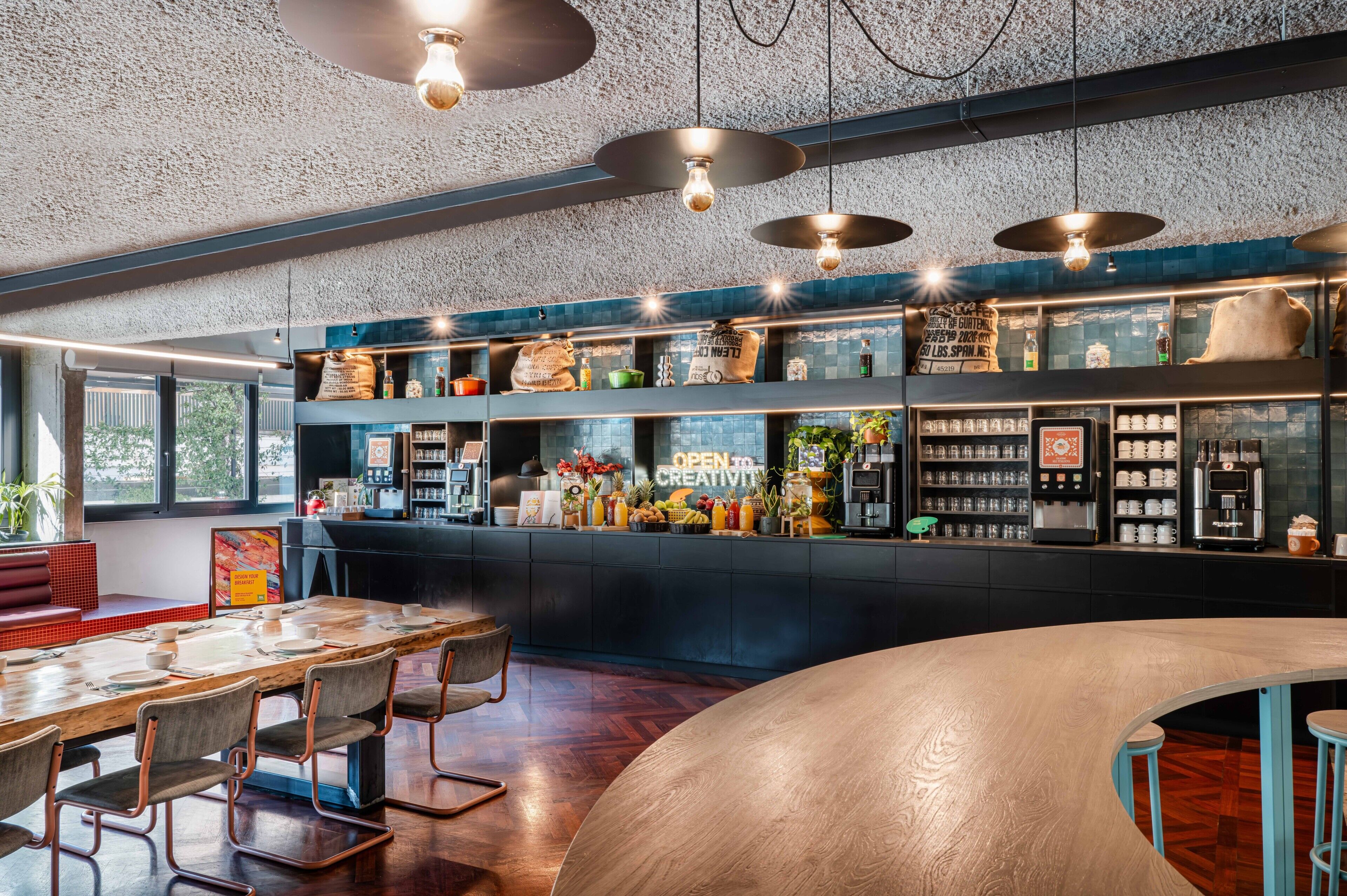 Déjeuner et dîner servis sur place, spécialités Cuisine internationale