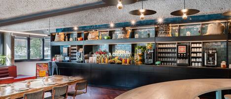 Déjeuner et dîner servis sur place, spécialités Cuisine internationale