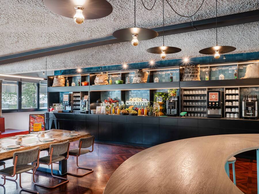 Lunch and dinner served, international cuisine