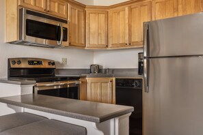 1 Bedroom 1 King or 2 Queens Suite Plus | Eget kjøkken | Mikrobølgeovn, kaffetrakter/tekoker, brødrister og papirhåndklær