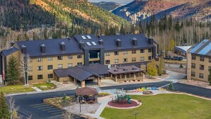 A hotel with a central courtyard, a playground, and a view of mountains. - Hilton Vacation Club Cedar Breaks Brian Head (Brian Head)