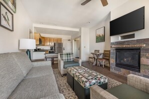 1 Bedroom 1 King or 2 Queens Suite Plus | Oppholdsområde | TV, peis, DVD-spiller og fotballspill