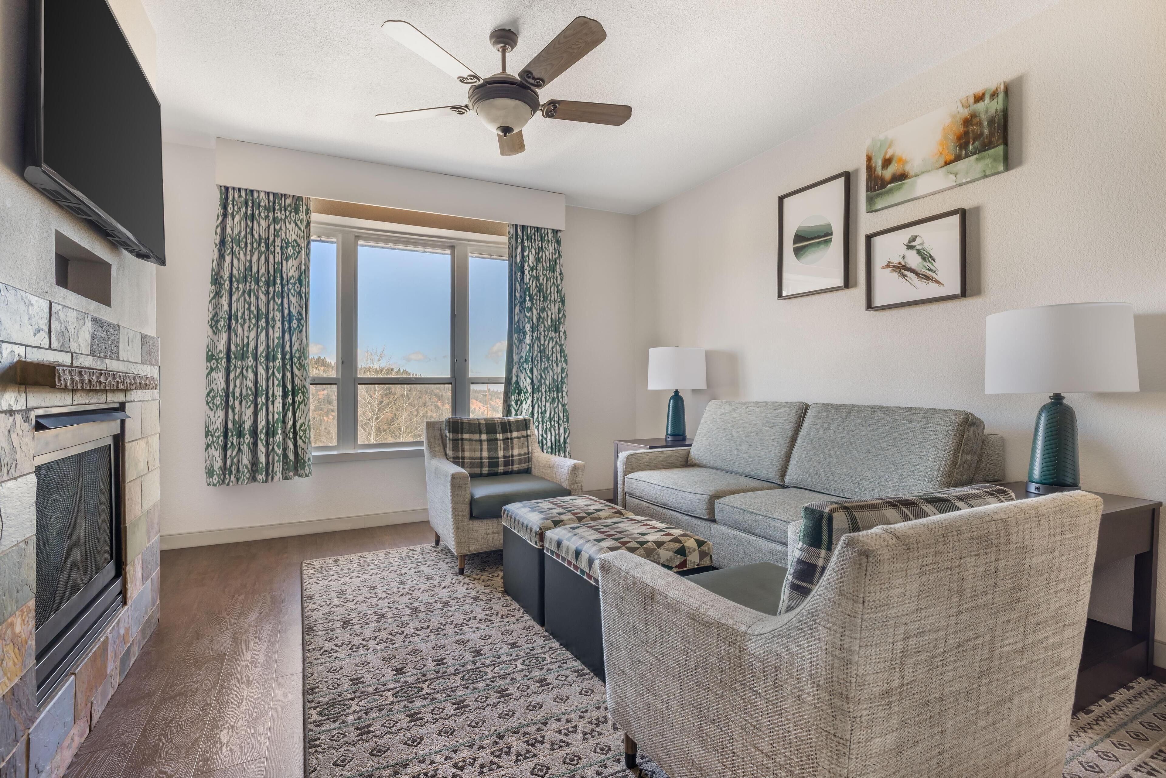 1 Bedroom 1 King or 2 Queens Suite Plus | Oppholdsområde | TV, peis, DVD-spiller og fotballspill