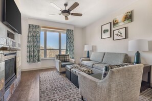 1 Bedroom 1 King or 2 Queens Suite Plus | Oppholdsområde | TV, peis, DVD-spiller og fotballspill