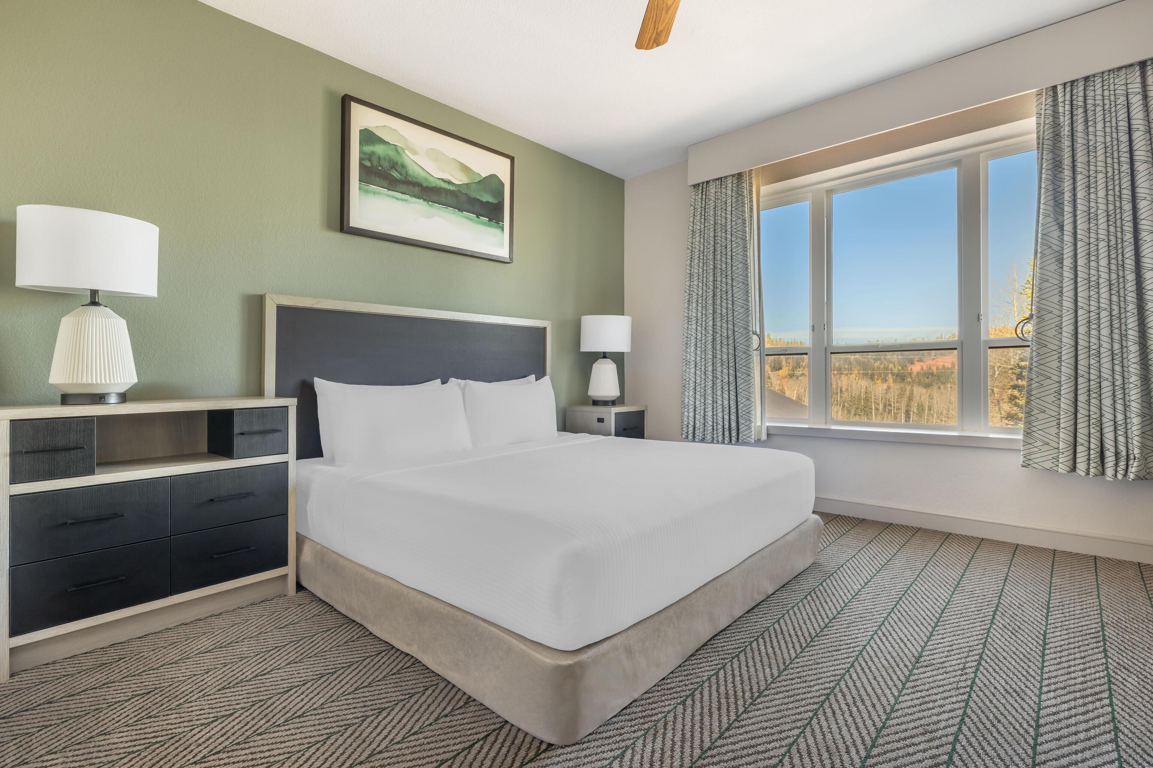 Studio 1 King with Roll-in Shower | Safe på rommet, strykejern/-brett, wi-fi (inkludert) og sengetøy