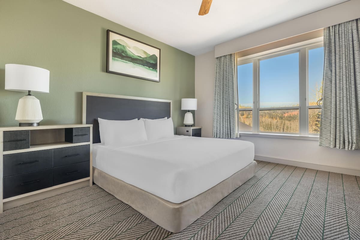 Studio 1 King with Roll-in Shower | In-room safe, iron/ironing board, free WiFi, bed sheets