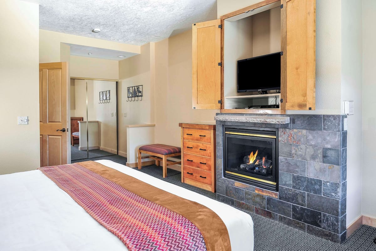 in-room safe, iron/ironing board, free wifi, bed sheets