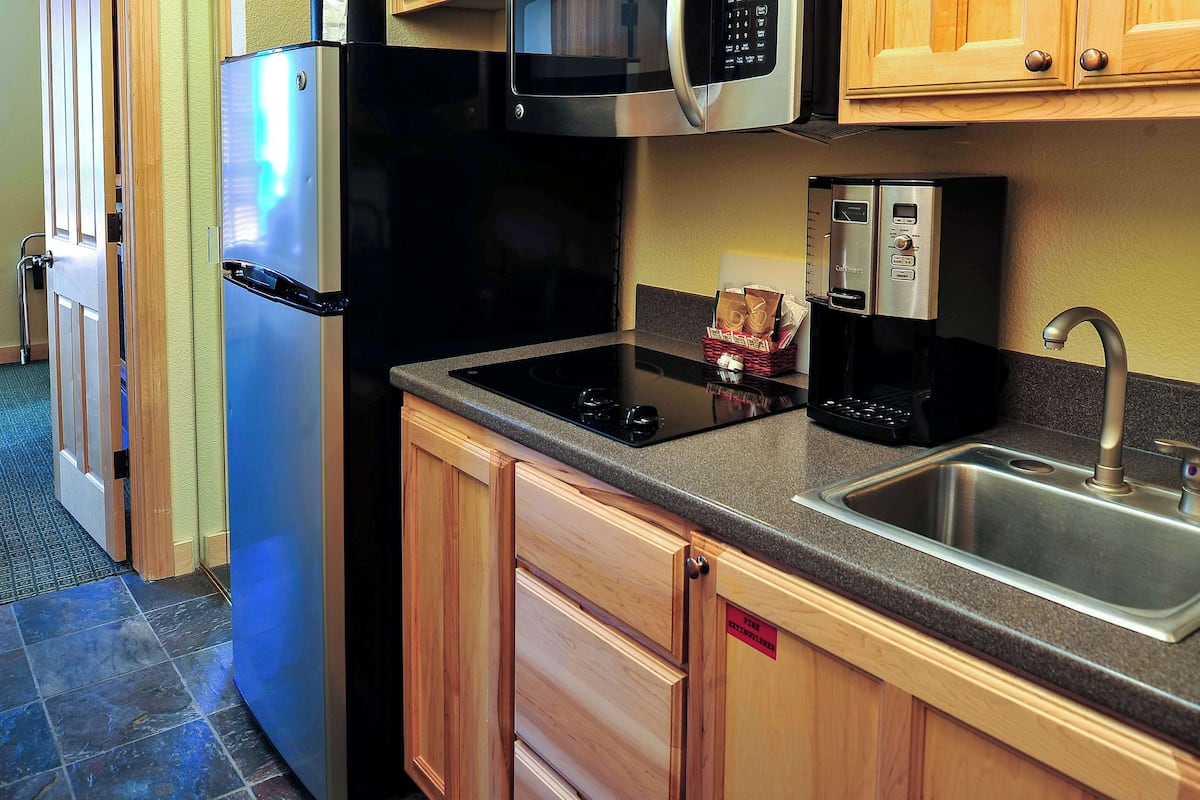 1 bedroom 1 king suite with sofabed | private kitchenette | microwave, coffee/tea maker, toaster, paper towels