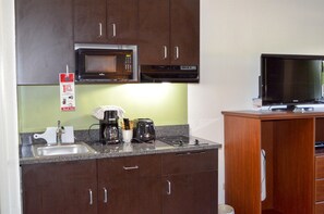 Grand réfrigérateur, micro-ondes, plaque de cuisson