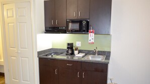 Coffee/tea maker, full-size fridge, microwave, stovetop - Studio Suites Extended Stay Chattanooga TN (Chattanooga)