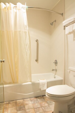 Combined shower/tub, deep soaking tub, hydromassage showerhead, towels