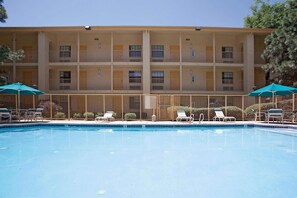 Una piscina al aire libre de temporada