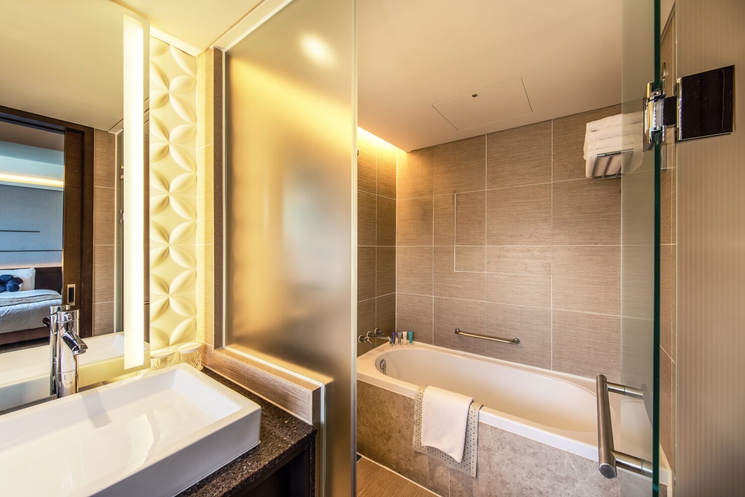 combined shower/bathtub, hair dryer, bathrobes, slippers