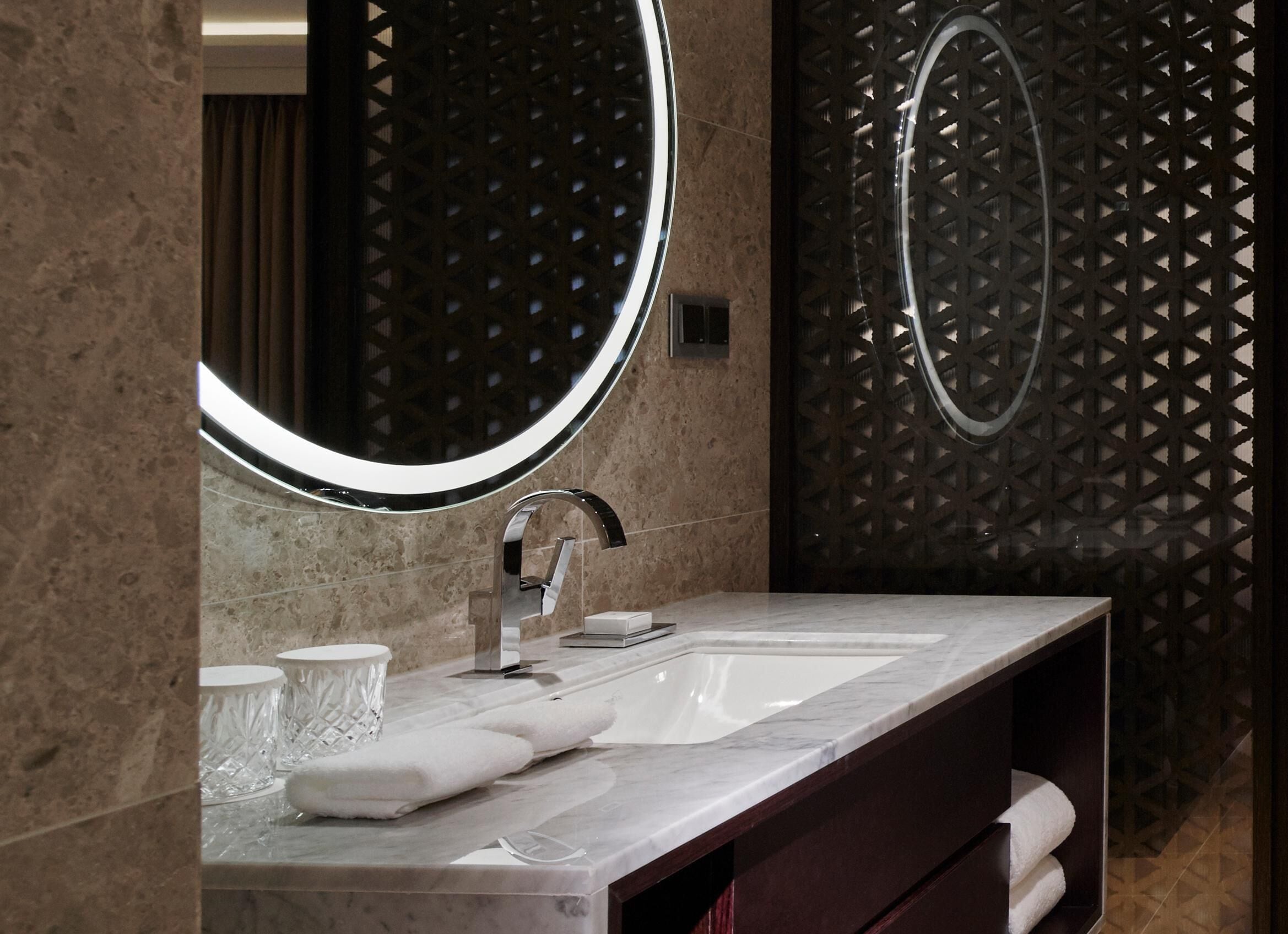 combined shower/bathtub, hair dryer, bathrobes, slippers