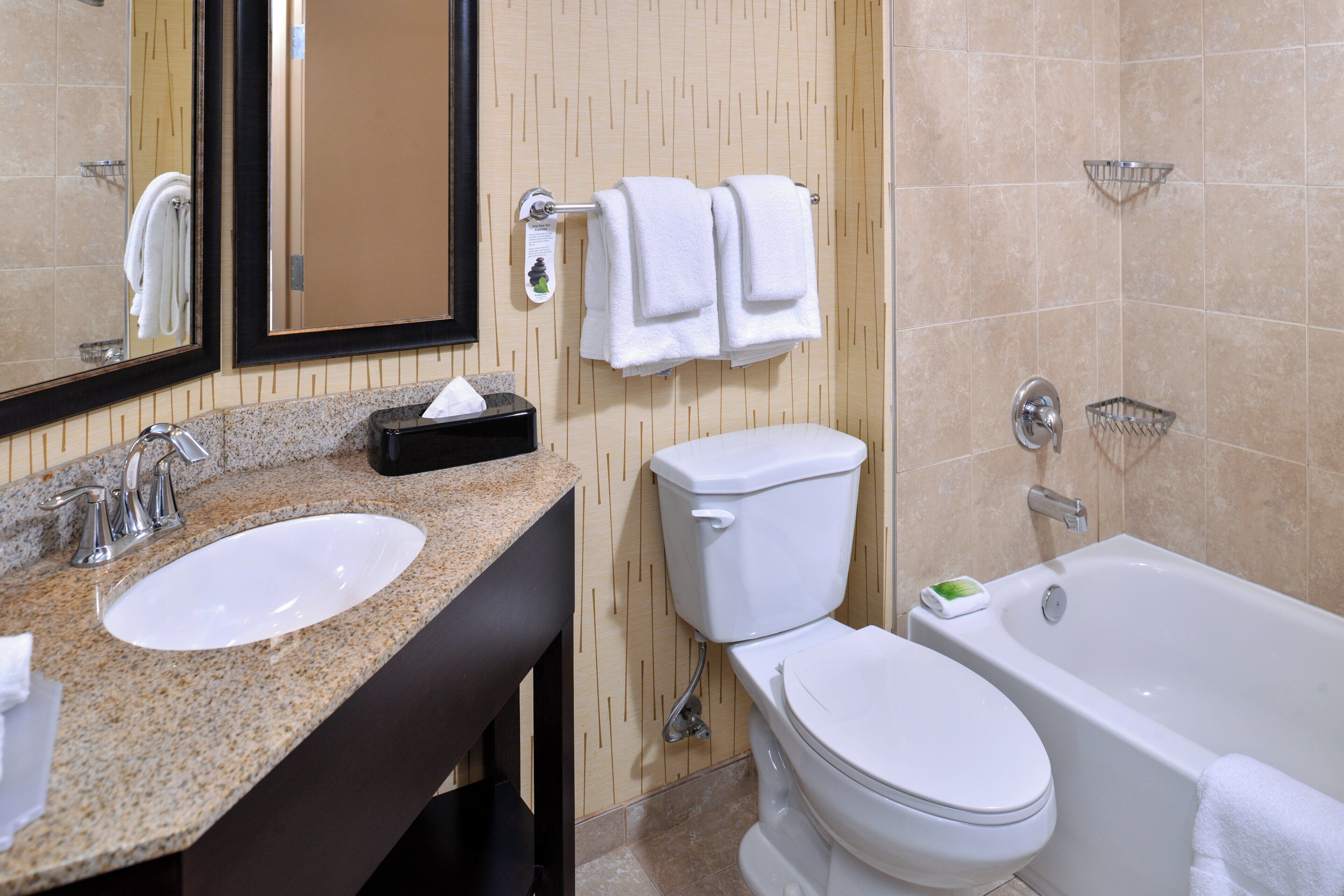 Ein Badezimmer mit Waschbecken, Toilette und Badewanne.