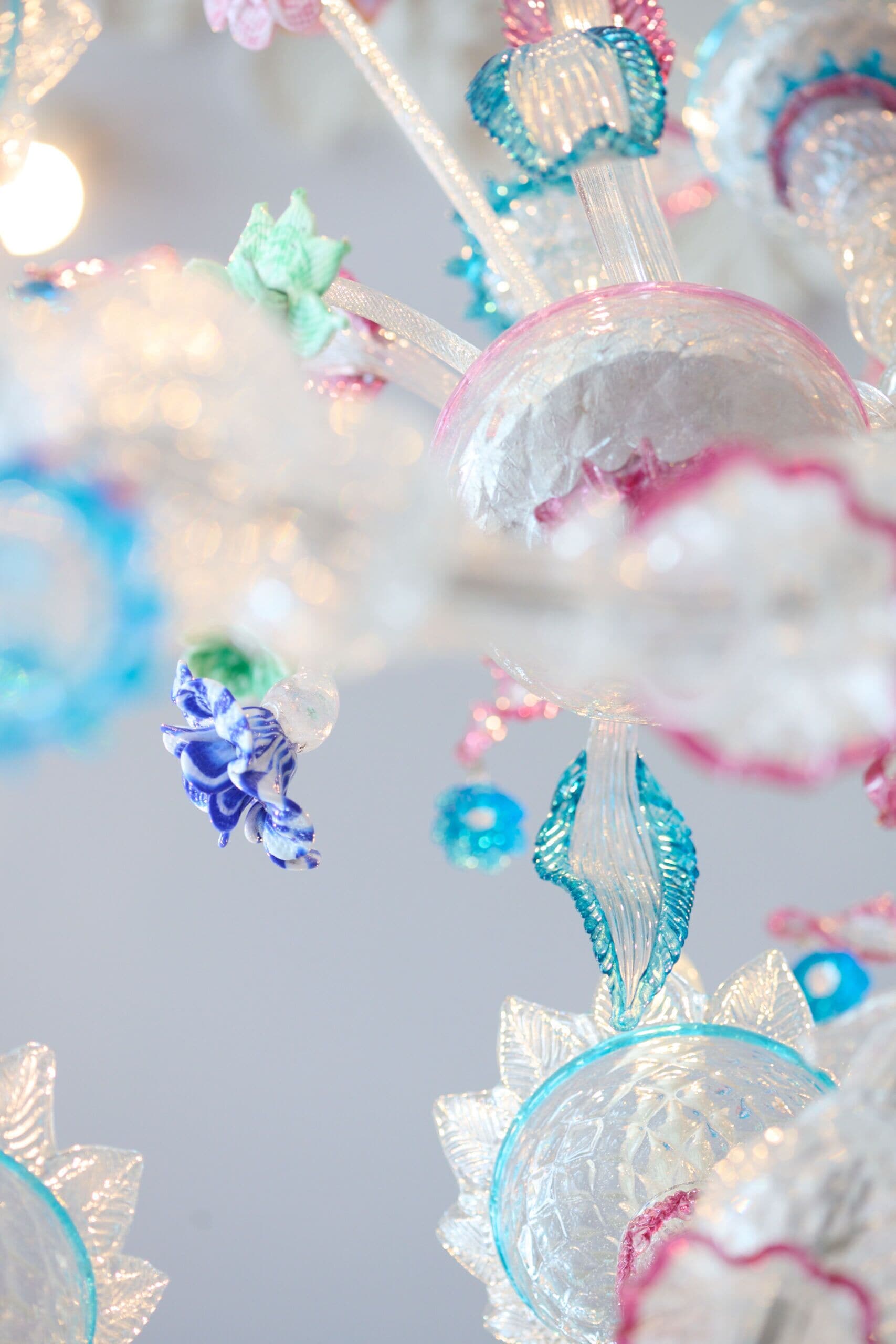 Nahaufnahme einer dekorativen Glasornaments in Blau und Weiß.