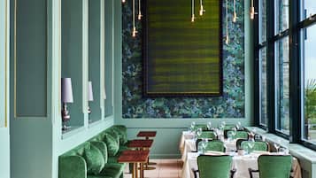 Abendessen, mediterrane Küche, Speisen im Freien