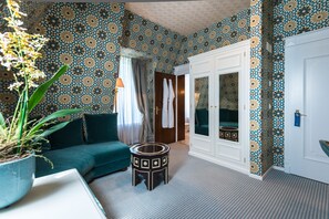 Corner Suite | Living area | Flat-screen TV