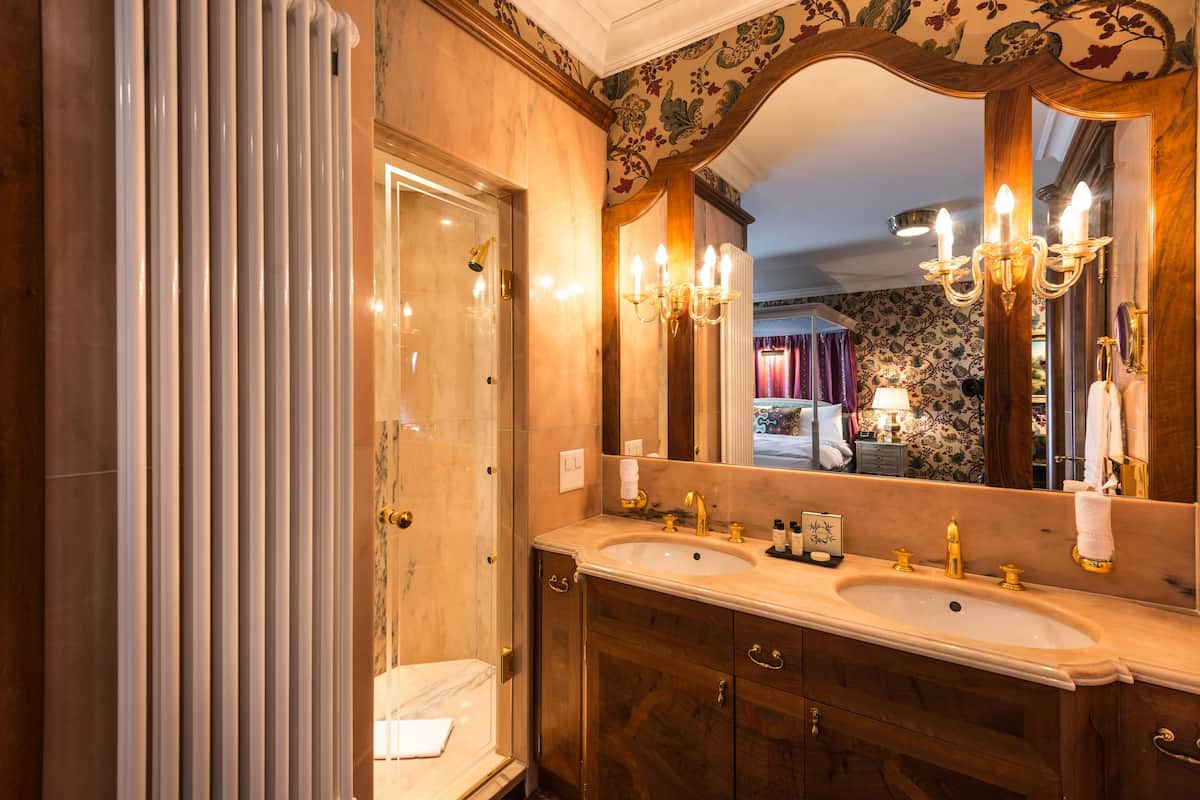 suite queen victoria | bathroom | free toiletries, hair dryer, bathrobes, slippers