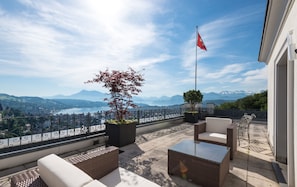 Suite, terrasse, vue lac | Vue de la chambre