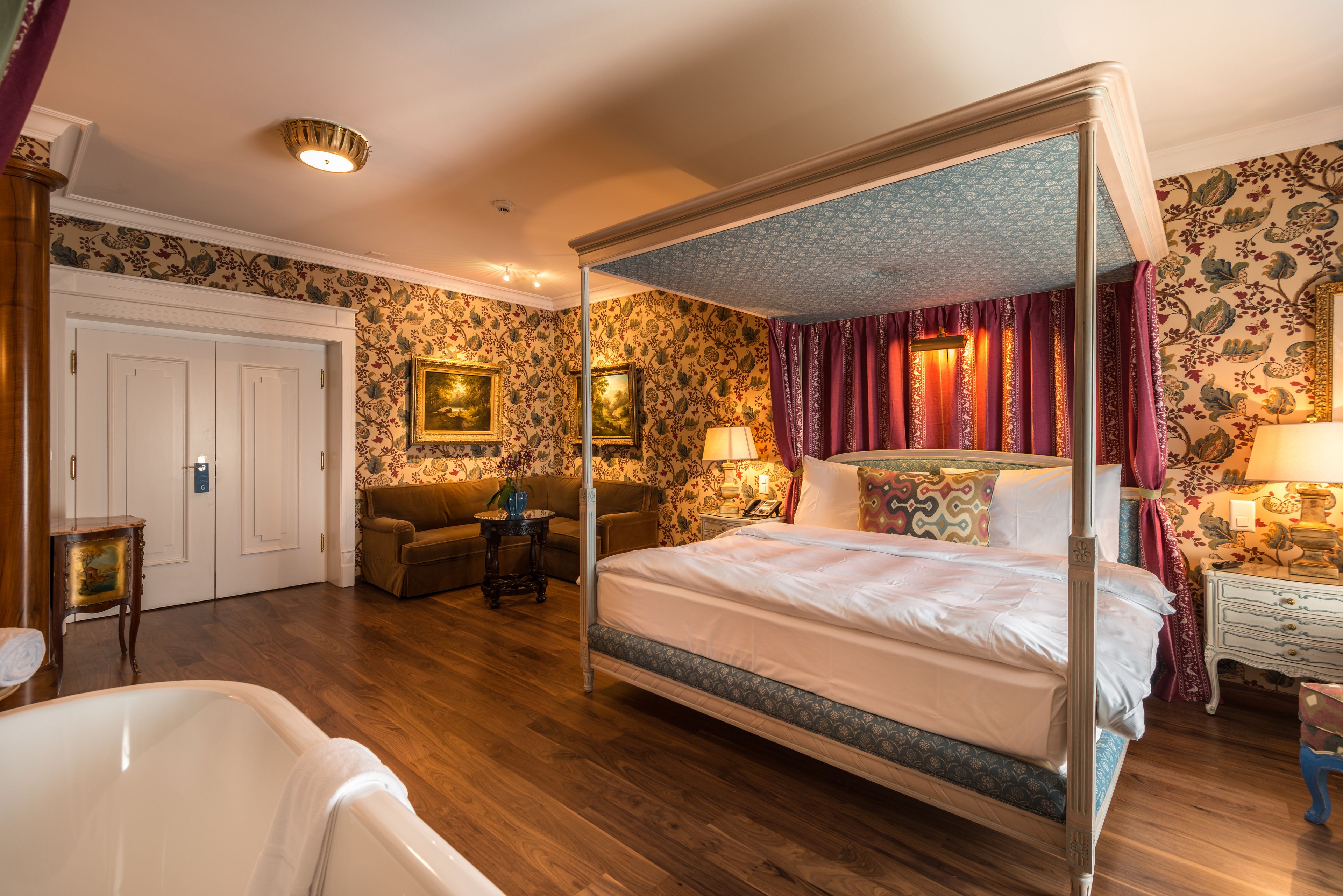 suite queen victoria | free minibar, in-room safe, individually decorated