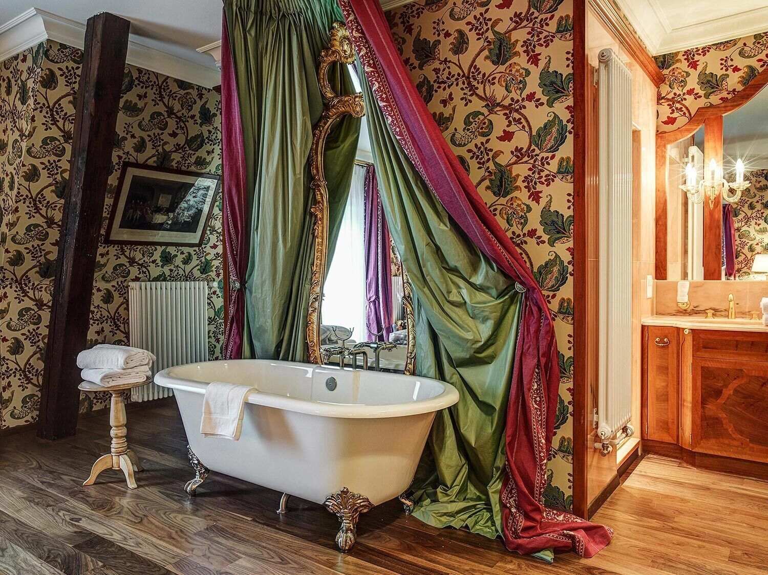 Ein Badezimmer mit freistehender Badewanne, einem Holzbadezimmer-Möbelstück und einem Spiegel.