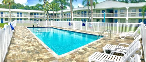 Una piscina al aire libre