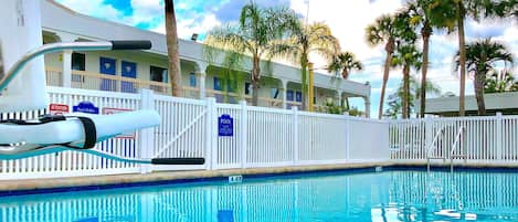 Una piscina al aire libre