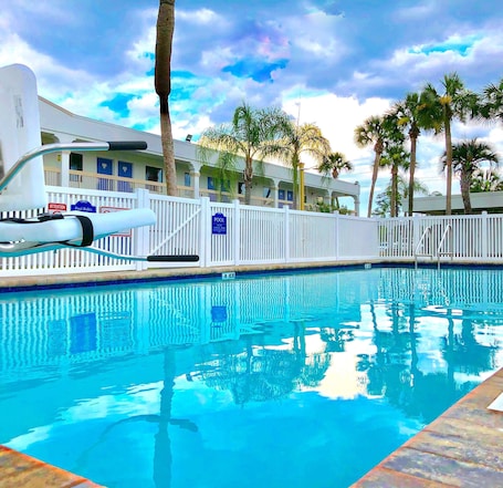 Outdoor pool. Motel 6 Starke, FL
