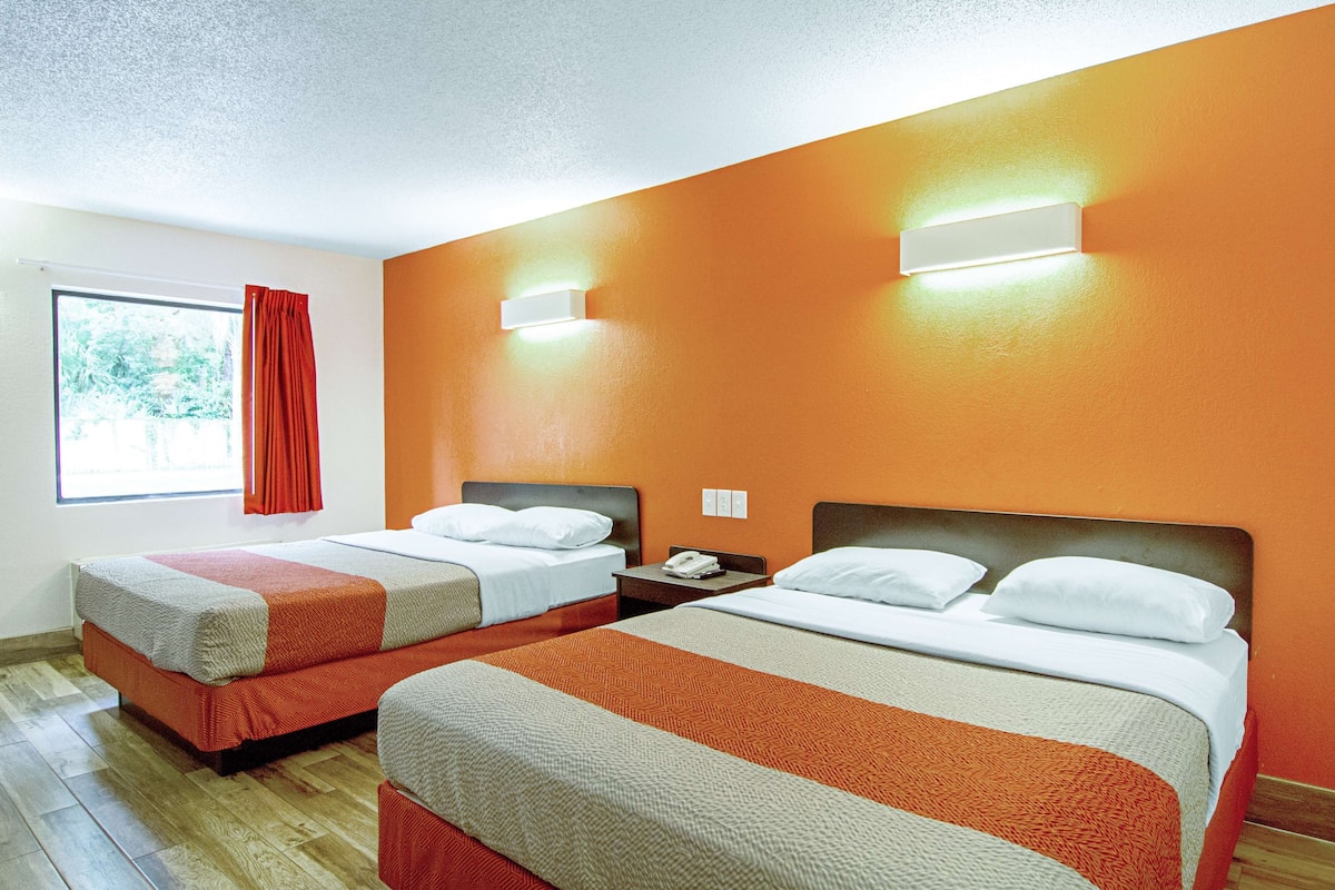 Desk, blackout drapes, free WiFi, bed sheets