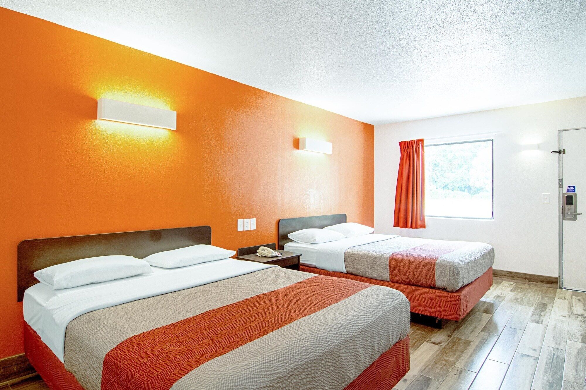 مكتب وستائر تعتيم وواي فاي مجانًا وملاءات أسرّة