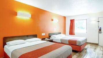 Meja kerja, tirai kedap cahaya, Wi-Fi gratis, dan seprai linen