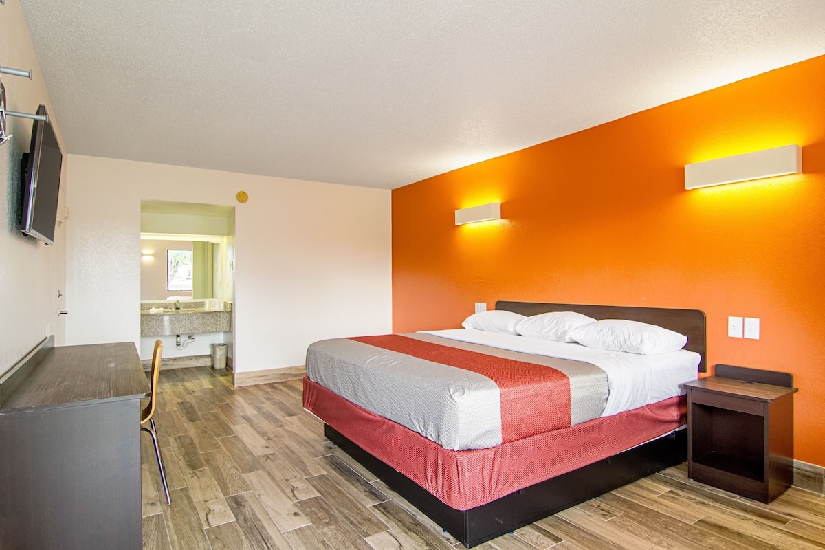 書桌、遮光布/窗簾、免費無線上網、床單