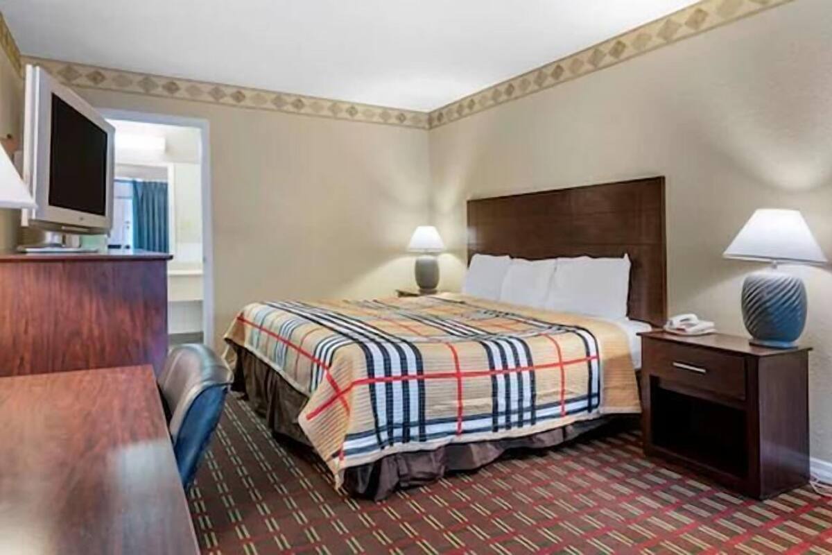 Room, 1 King Bed, Non Smoking (Upgrade) | Desk, iron/ironing board, WiFi (free), bed sheets