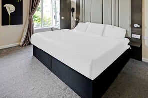 Suite Deluks, 1 Tempat Tidur Double | Setrika/meja setrika dan seprai linen