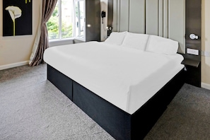 Deluxe suite, 1 tweepersoonsbed | Een strijkplank/strijkijzer, beddengoed