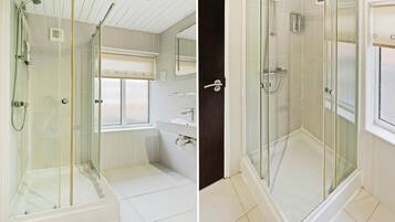 Habitació triple estàndard, diversos llits | Bany | Articles de tocador gratuïts, assecador de cabells, tovalloles i sabó