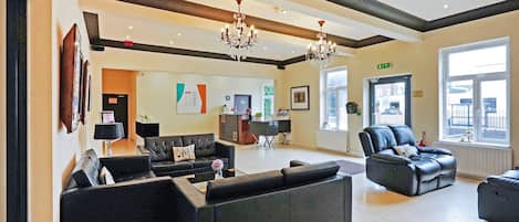 Deluxe Suite (Double) | Living room | Flat-screen TV