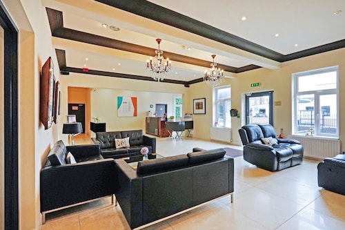 OYO The Baltimore Hotel