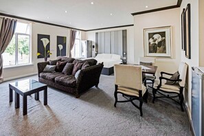 Deluxe Suite, 1 Double Bed | Iron/ironing board, bed sheets