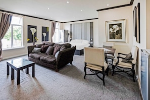 Deluxe Suite, 1 Double Bed | Iron/ironing board, bed sheets