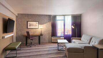 Suite, 1 chambre | Coffres-forts dans les chambres, bureau