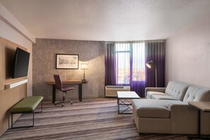 In-room safe, desk, laptop workspace, blackout curtains - Holiday Inn Philadelphia Arpt-Stadium Area by IHG (Philadelphia)
