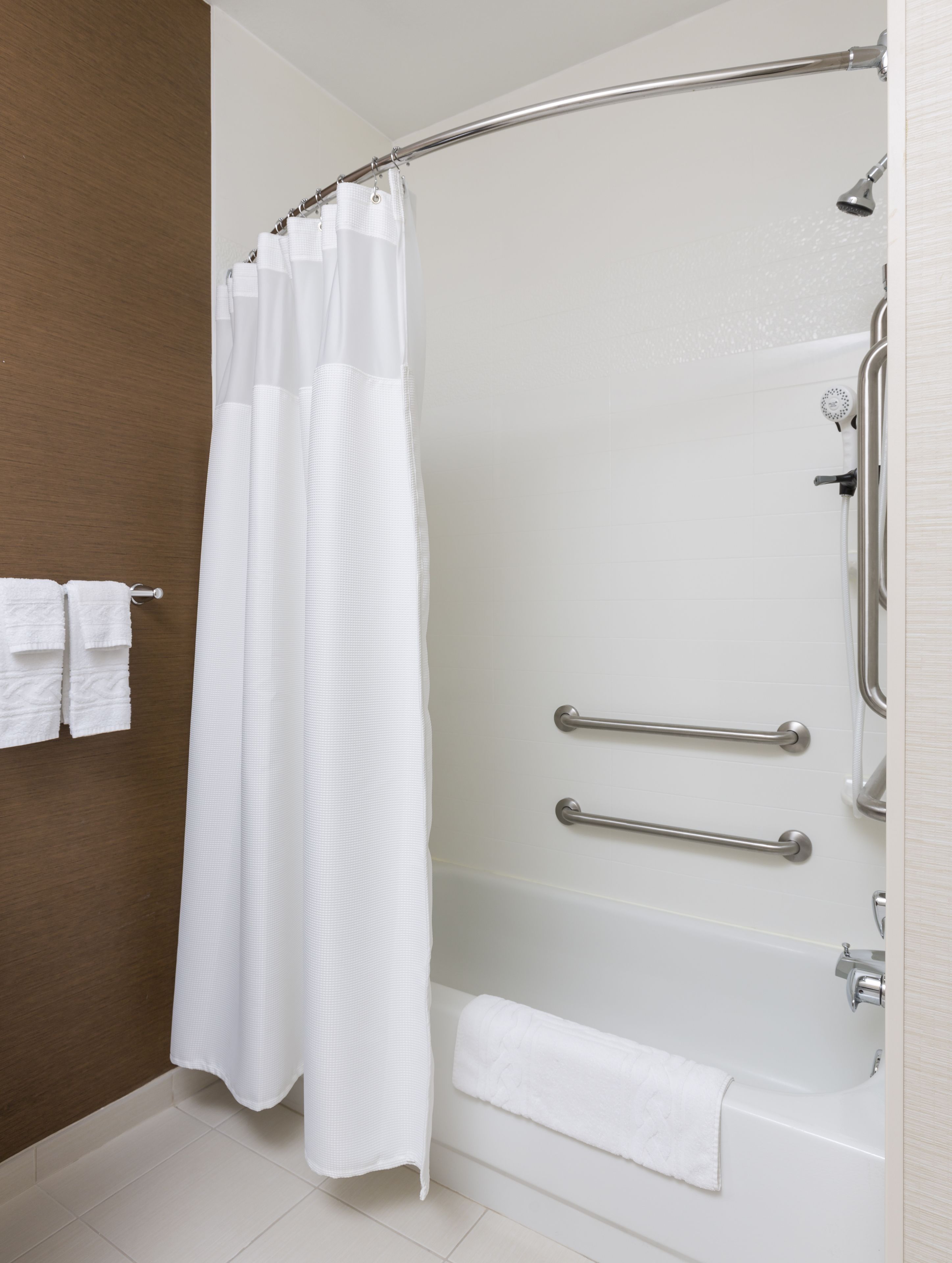 combined shower/bathtub, free toiletries, hair dryer, towels