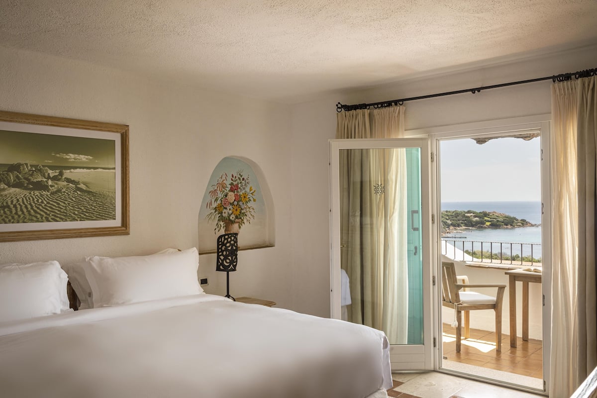 suite (romazzino) | down duvets, minibar, in-room safe, desk